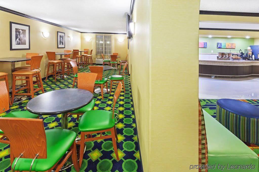 La Quinta Inn & Suites Tulsa Bagian luar foto