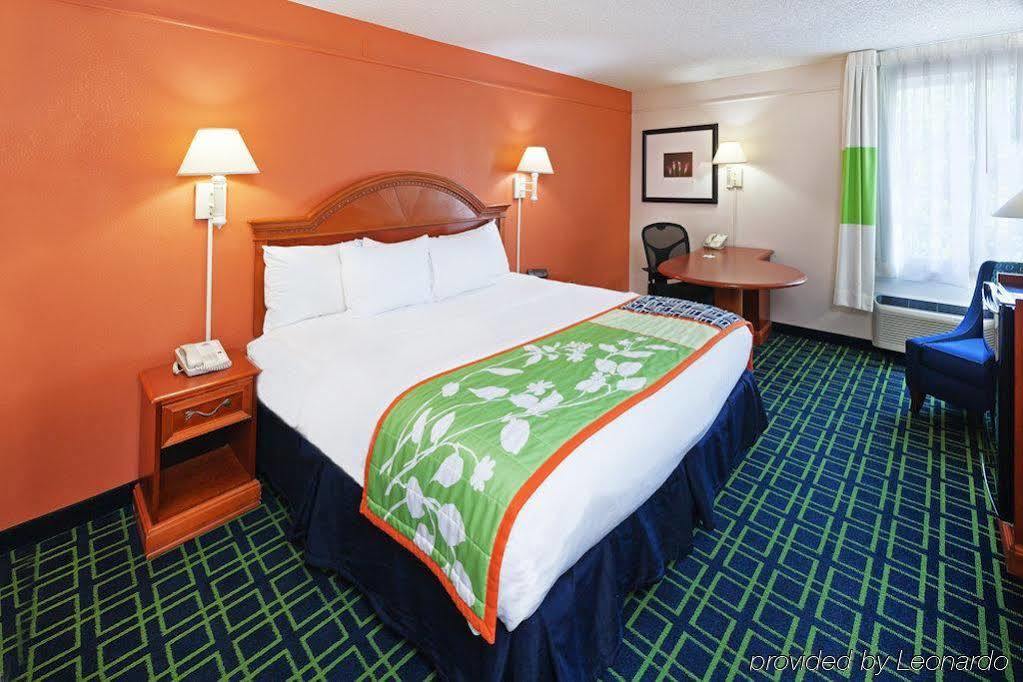 La Quinta Inn & Suites Tulsa Bagian luar foto
