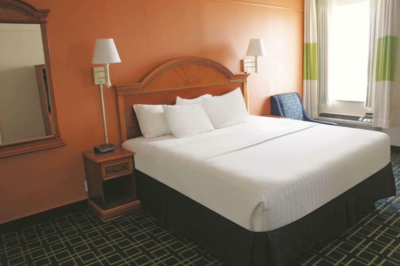 La Quinta Inn & Suites Tulsa Bagian luar foto