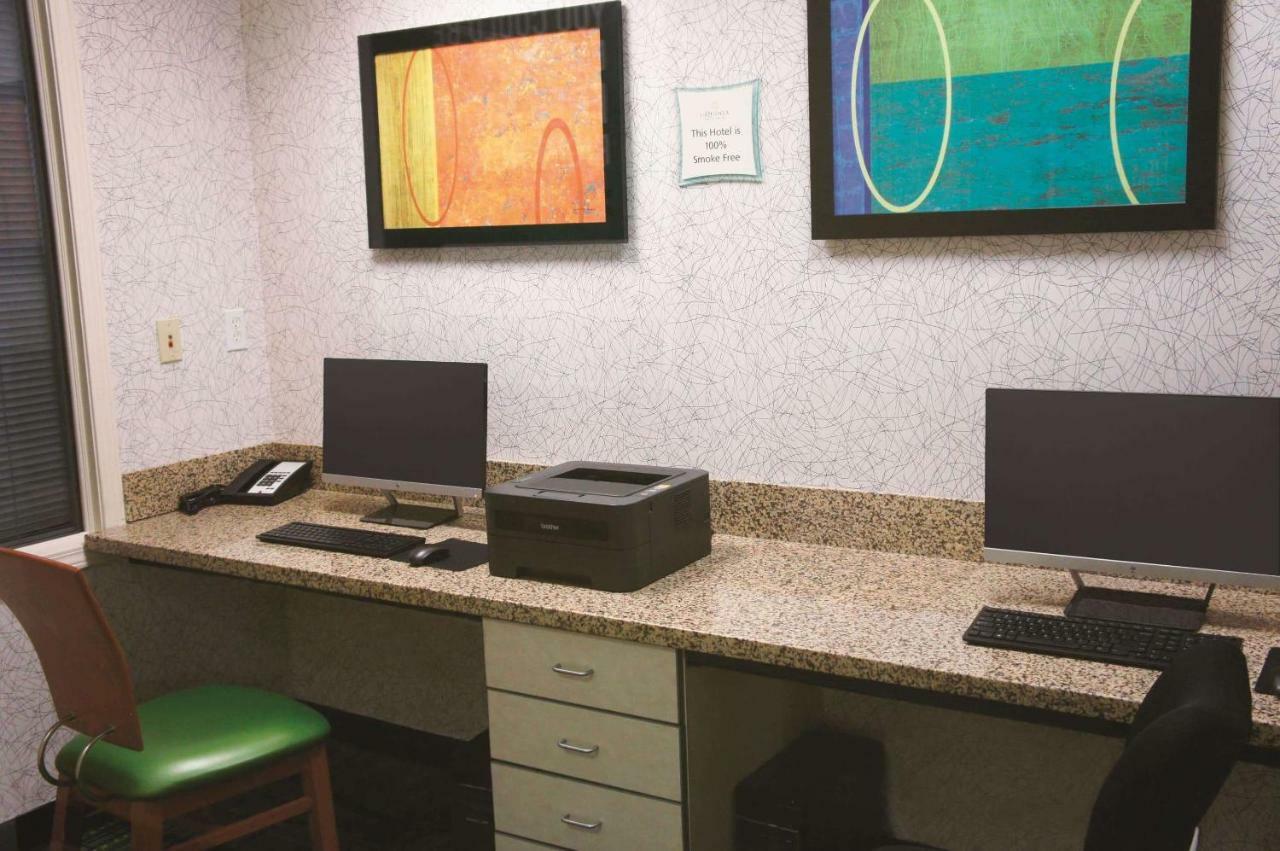 La Quinta Inn & Suites Tulsa Bagian luar foto