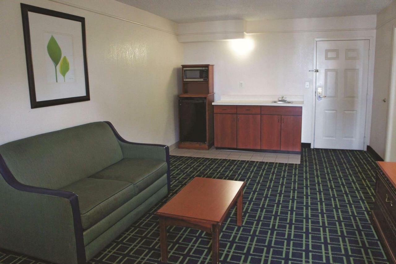 La Quinta Inn & Suites Tulsa Bagian luar foto