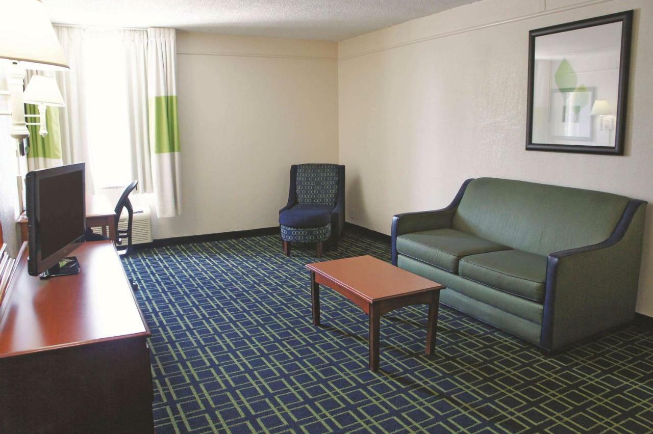 La Quinta Inn & Suites Tulsa Bagian luar foto