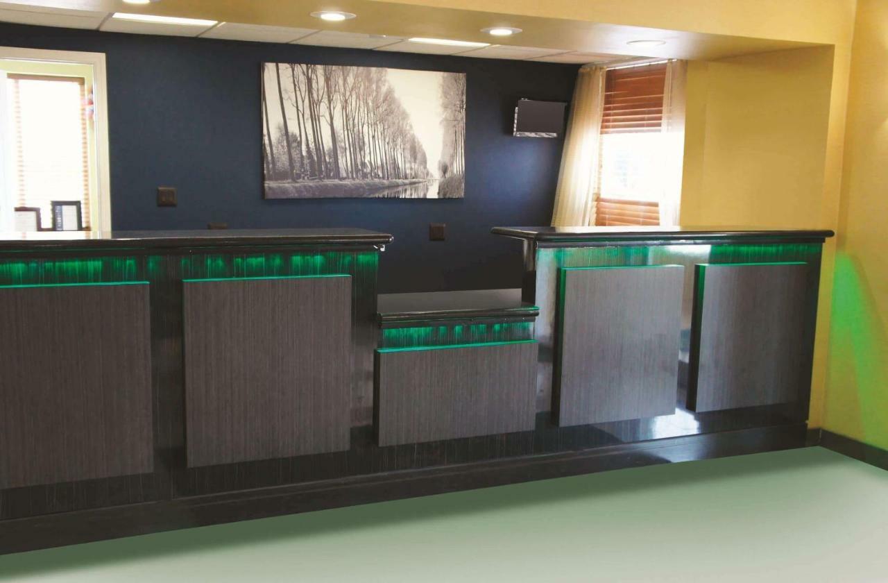 La Quinta Inn & Suites Tulsa Bagian luar foto
