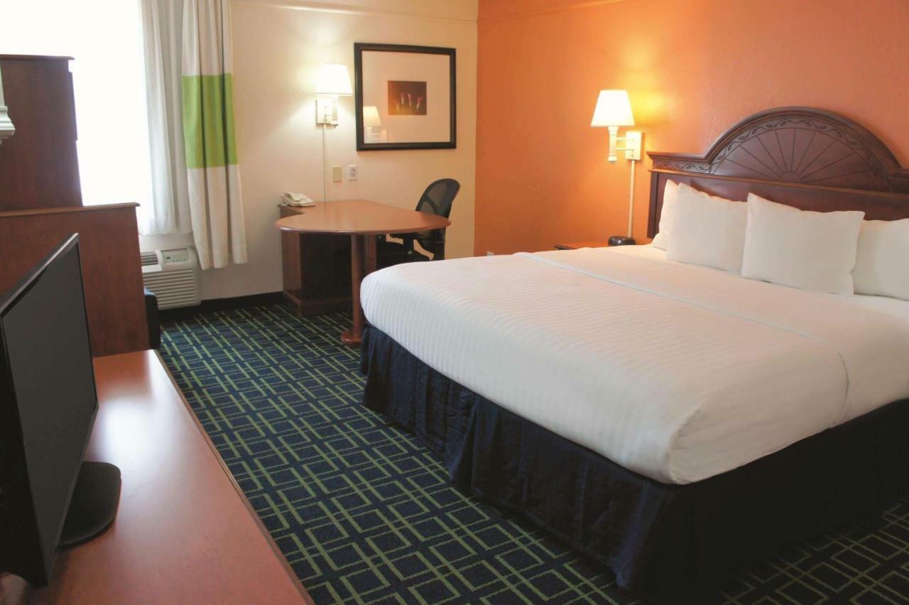 La Quinta Inn & Suites Tulsa Bagian luar foto