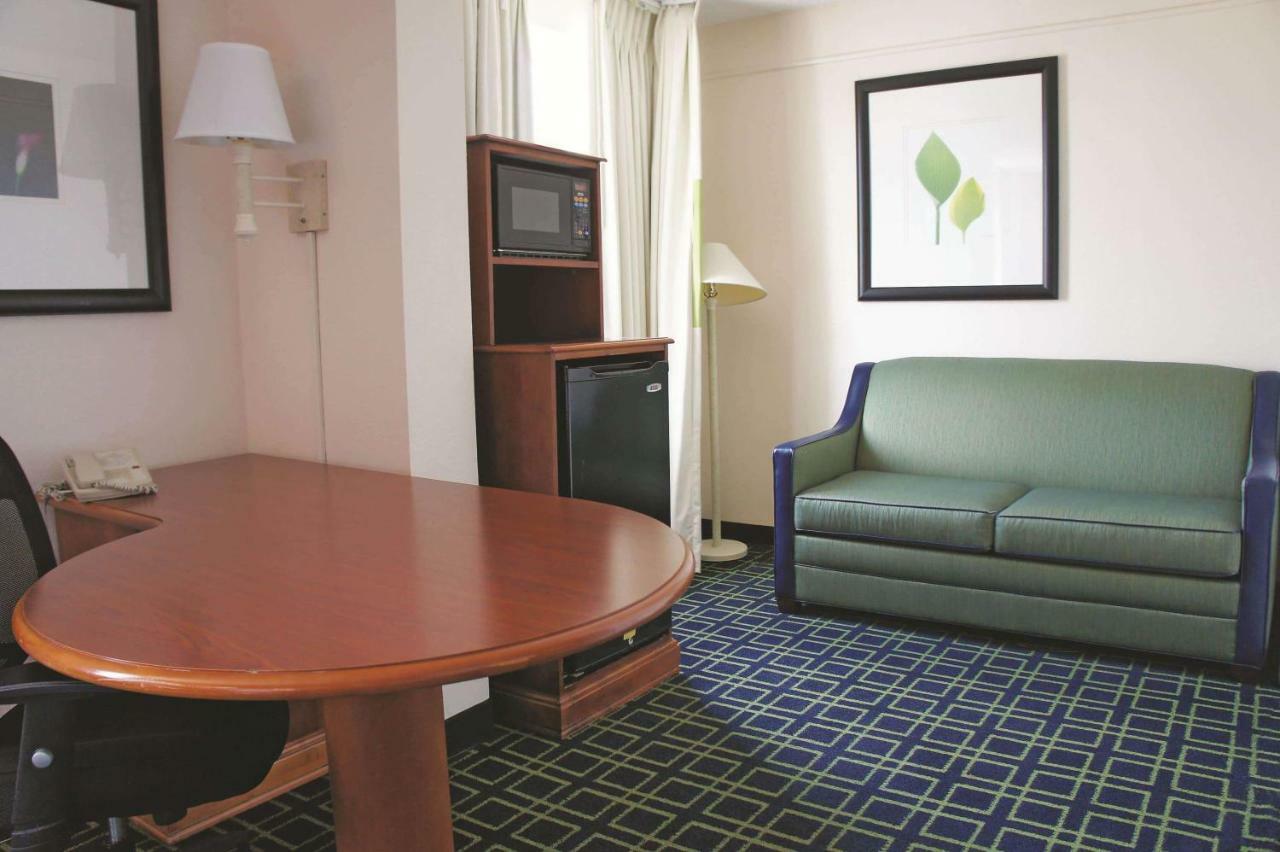 La Quinta Inn & Suites Tulsa Bagian luar foto