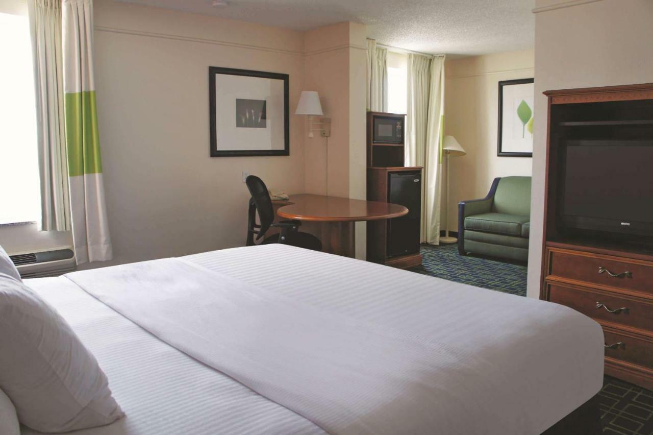 La Quinta Inn & Suites Tulsa Bagian luar foto